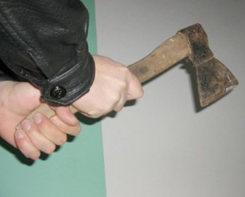 Individul care era să omoare un om cu toporul nu rămâne în arest la domiciliu